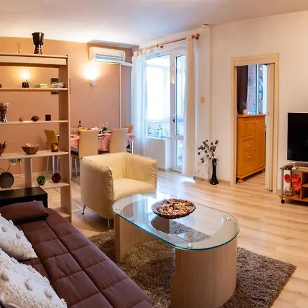 1br Sea Walk Condo, Top Center, Kitchen, Fast Wifi