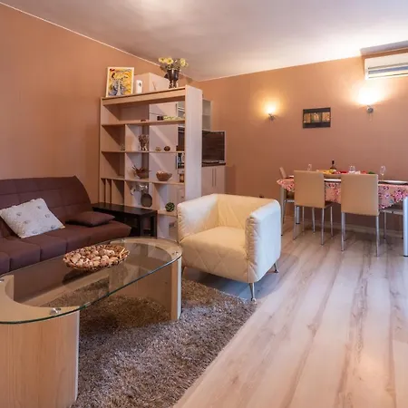 شقة 1br Sea Walk Condo, Top Center, Kitchen, Fast Wifi فارنا
