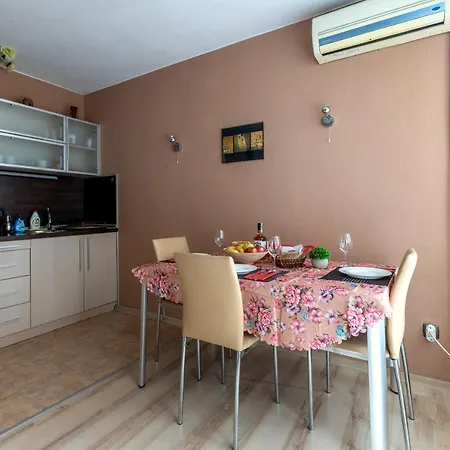Apartment 1br Sea Walk Condo, Top Center, Kitchen, Fast Wifi *